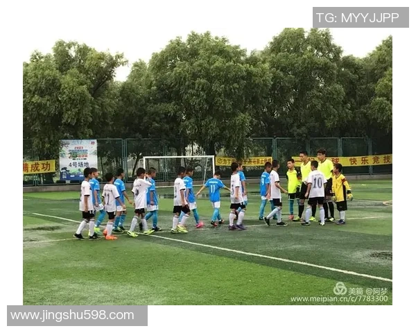 足球明星闪耀登场海报盛宴尽显球场魅力与激情瞬间 足球明星闪耀登场海报盛宴尽显球场魅力与激情瞬间